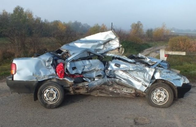 Autójával a vasúti sínre csúszott, ő megúszta, de autója nem