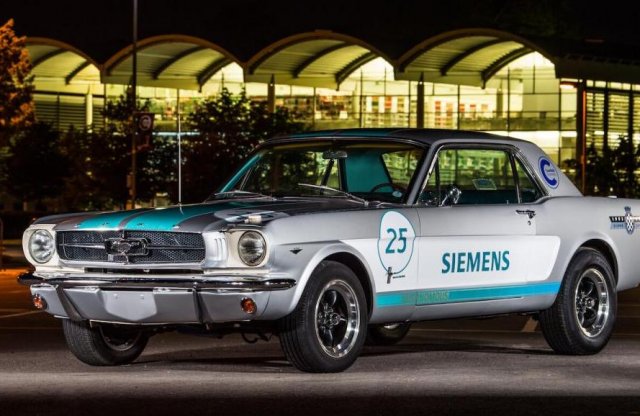 Sofőr nélkül mászik hegyet egy Mustang Goodwoodban