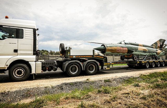 Láttad már, hogy utazott egy vadászgép Pápára?