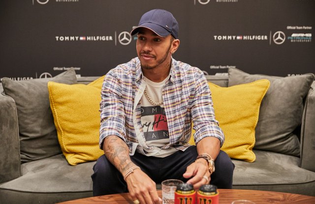 Lewis Hamilton és Palvin Barbara együtt jótékonykodott