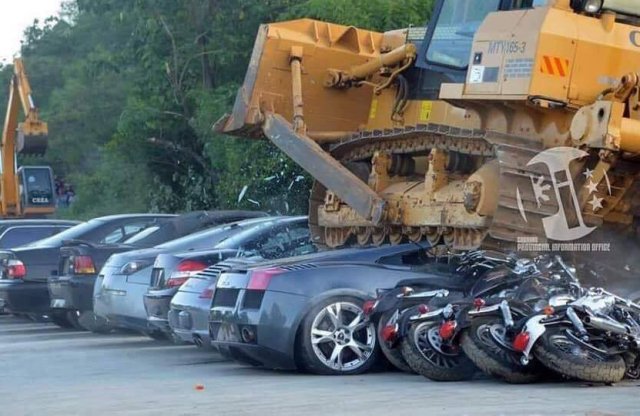 Folytatódik a sportautók pusztítása