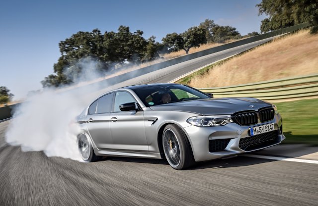 Egy rakás új fotón illegeti magát a BMW M5 Competition