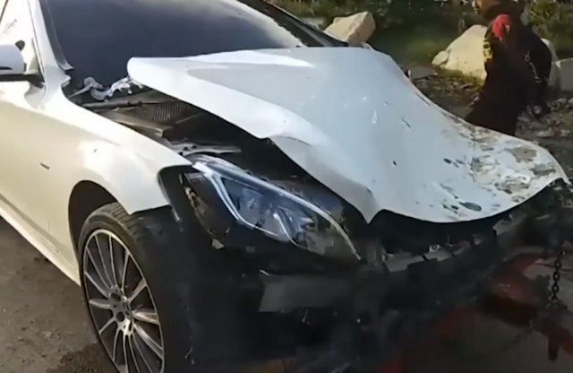 Pont az autó orrára zuhant egy több tonnás acélcső