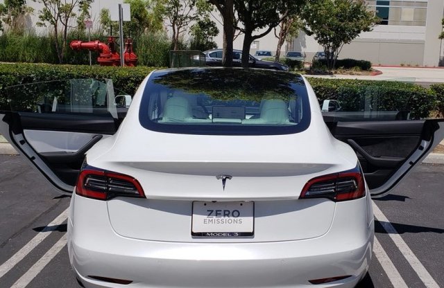 Felemás ajtókkal szállították le ezt a Teslát