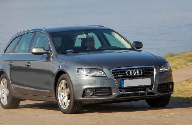 Folytatódik a licit: ezúttal itt egy közel 320 ezret futott Audi