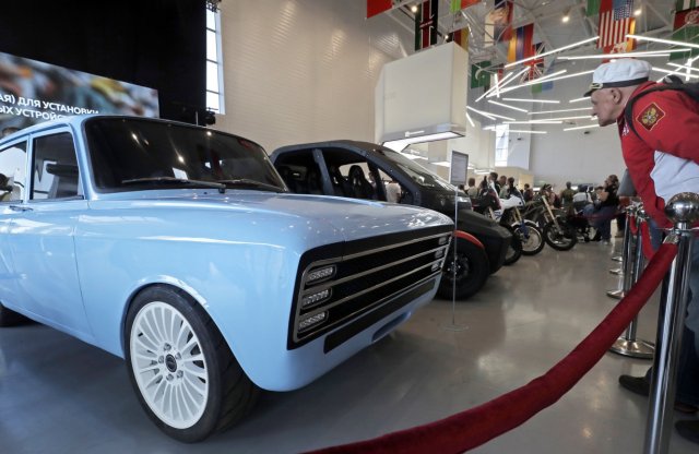 A Tesla után megy a Kalasnyikov is - nem gépfegyverrel