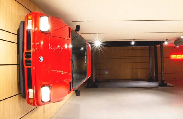 Láttad már, hogy lesz fali dísz két BMW M1-ből?