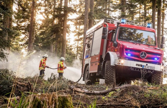 Tűzoltásra is jó a Mercedes Unimog