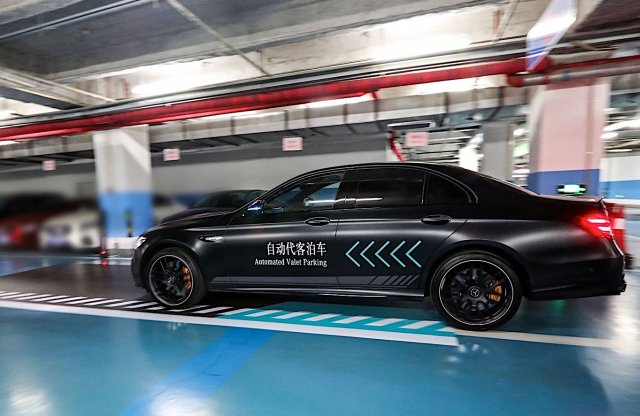 Kínában már maguktól parkolnak a Mercedesek