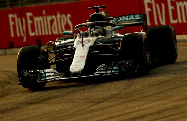 Hamilton tovább növelte előnyét a szingapúri győzelmével