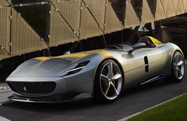 Szobornak is tökéletesek az új tető nélküli Ferrarik