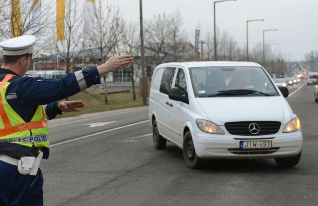 Miért vezetünk ennyire birkán?! Figyelj már a rendőrre!