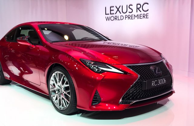 Frissen és üdén érkezett a Lexus RC Párizsba