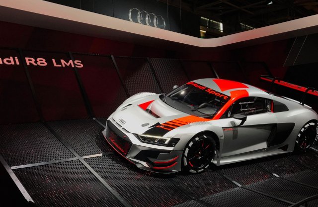 Plasztikázott versenyautó - Audi R8 LMS