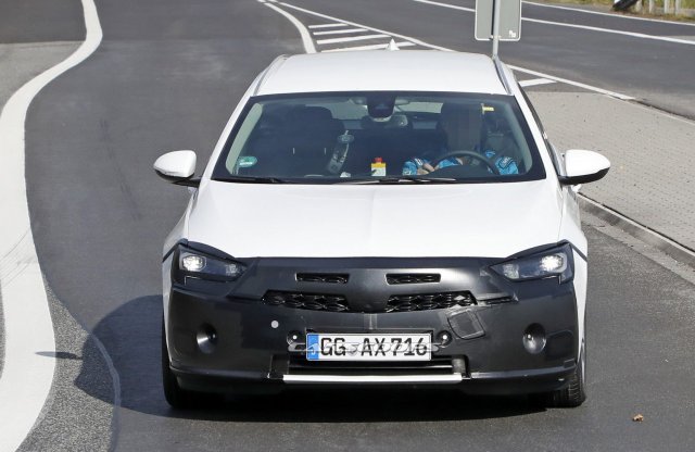 Változik az Opel Insignia, itt vannak az első fotók