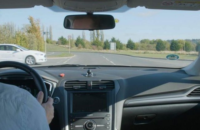 Piros lámpák nélküli közlekedés? A Ford már erre gyúr!