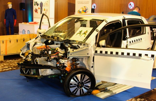 Ne félj az áramtól! - Mi történik egy összetört villanyautóval?