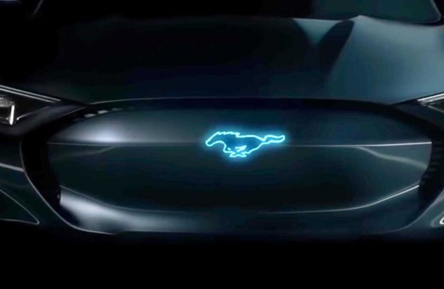 Itt a világvége! Tényleg villanymotort szerelnek a Mustangba