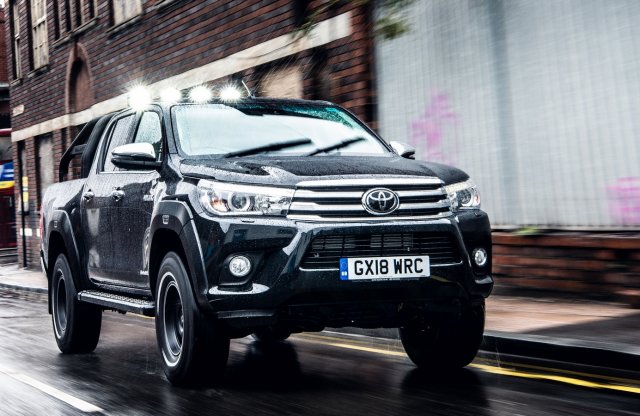 Expedíciós autókat gyártó cég készítette fel az új Hiluxot