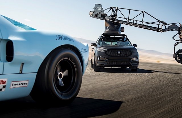 Határon autózás daruval a tetőn? Felvétel!