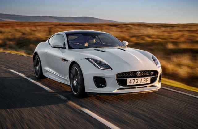 Kockás zászlóval ünnepel a Jaguar