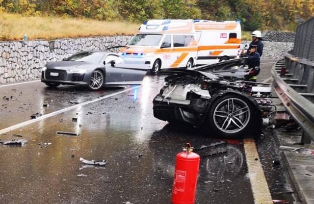 Szabályosan kettészakadt egy Audi az Alpokban