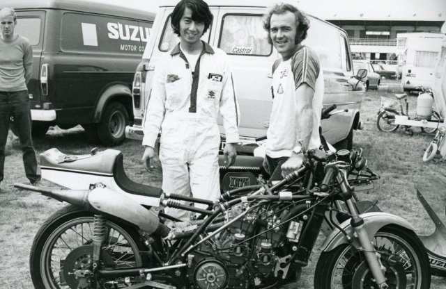 Élőben építik újra a legendás Suzuki RG500-at!