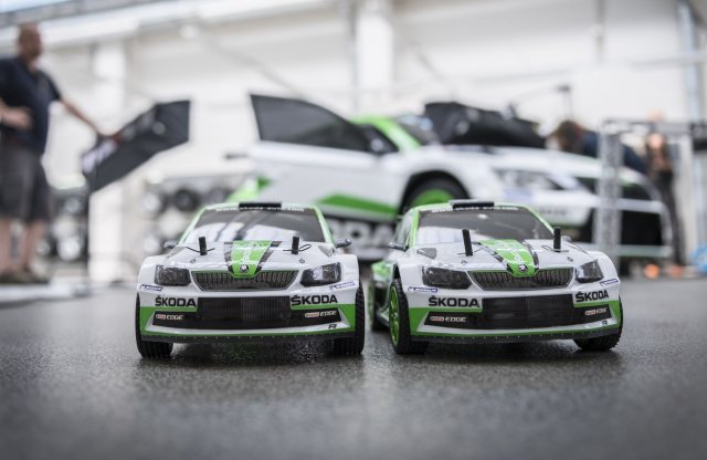 Raligépekkel köröztek a Skoda gyárban