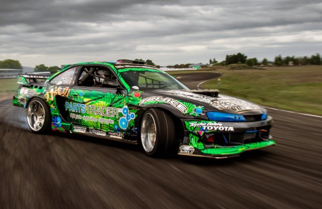 Elnöki limuzinból a driftpályára