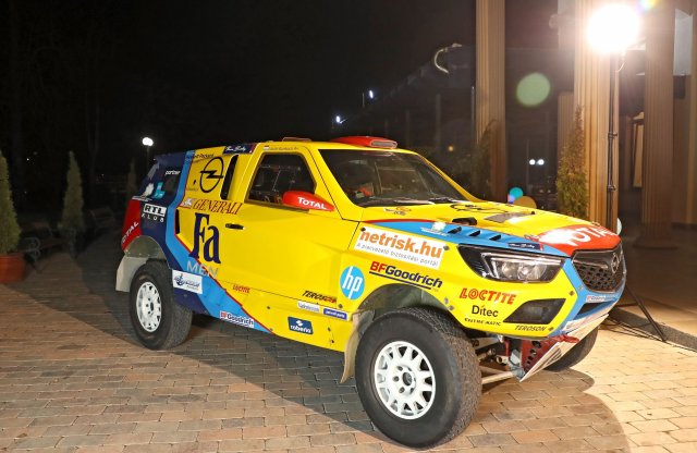 Új Opel versenyautóval indul a Szalay-Bunkoczi páros a Dakaron