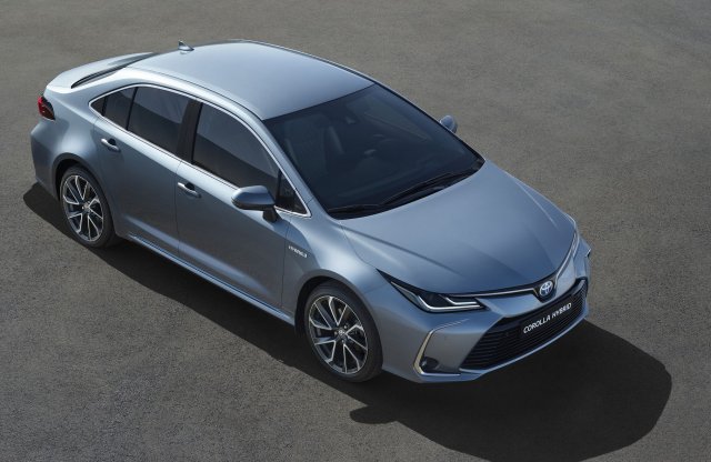 Pengeéles vonalakkal debütált a Toyota Corolla szedán