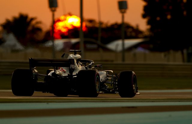 Egy borulásról marad emlékezetes az év utolsó F1 versenye!