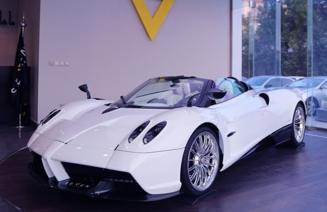 Megvehető az első kabrió Pagani Huayra