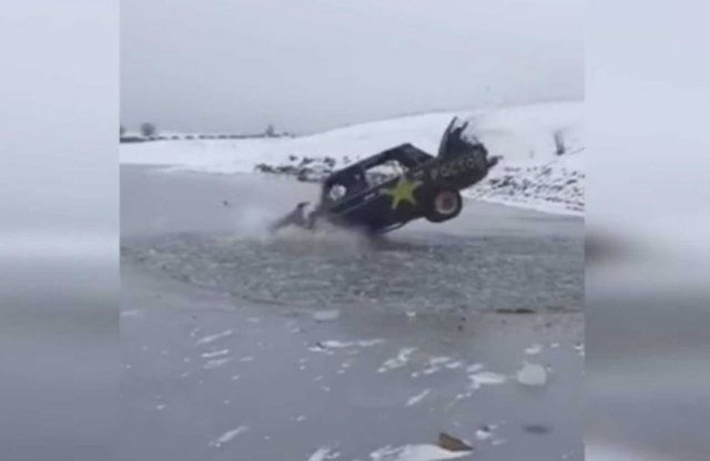 Égő Ladával esett a jeges tóba… De direkt!