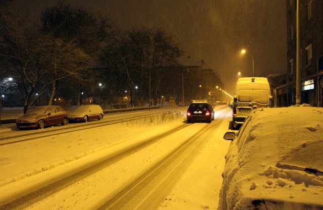 Így takaríthatod le a havat pillanatok alatt az autódról!