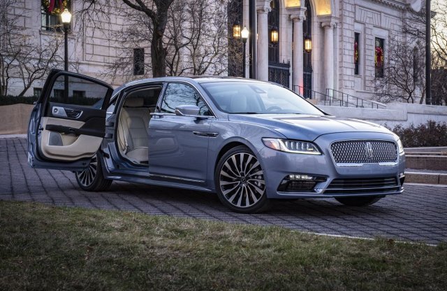 Öngyilkos ajtókat szereltek a Lincoln Continentalra