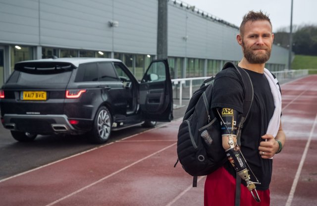 Önműködő ajtókat mutatott a Land Rover