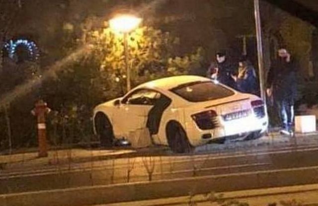 Márványtömbön akadt fenn egy Audi R8 Budpesten