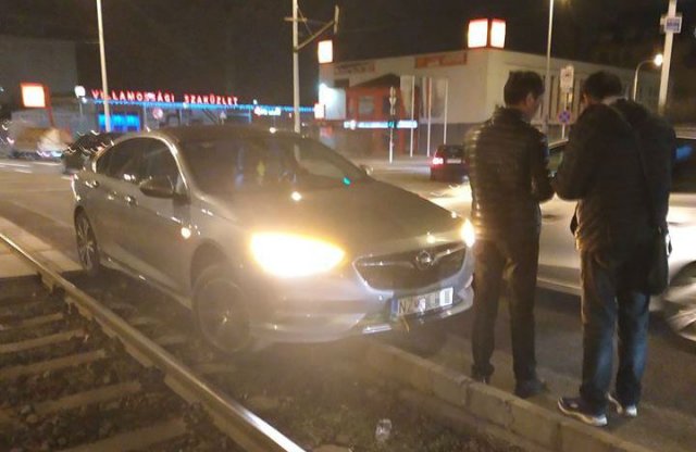 Karácsony másnapján Opel kanyarodott a villamossínre