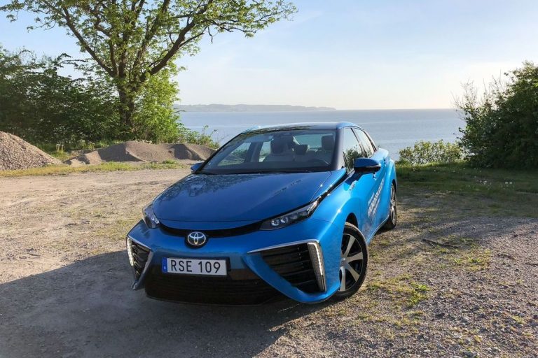 12 millió hibrid után a Toyota még nagyobbat lép