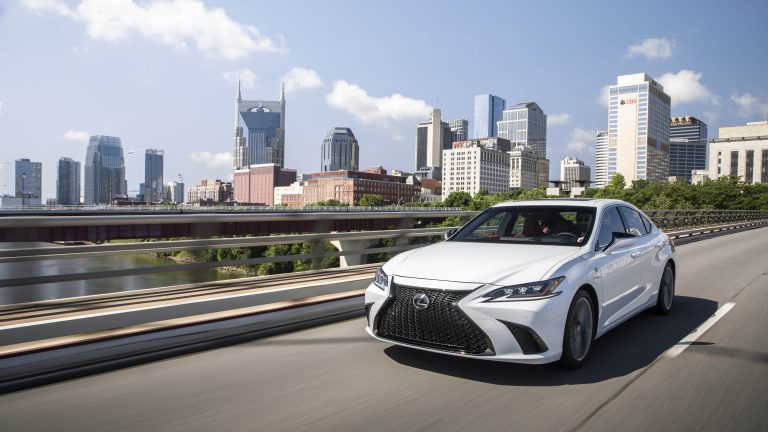 A Lexus a legkiválóbb autómárka Amerikában, de nyakán a Volvo