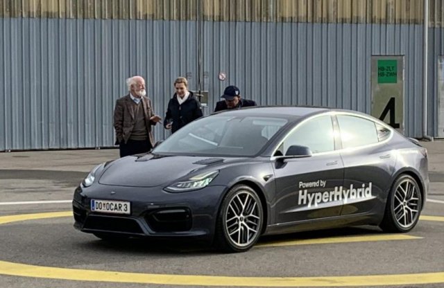 Benzinmotor került egy Tesla orrába a szomszédban