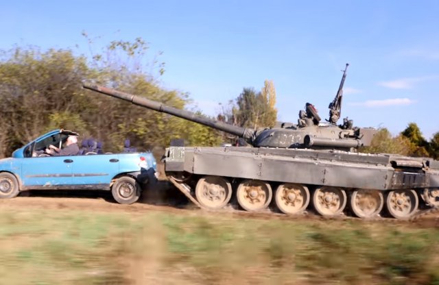 Így ment át a tank Hide the Pain Harold Fiat Multipláján