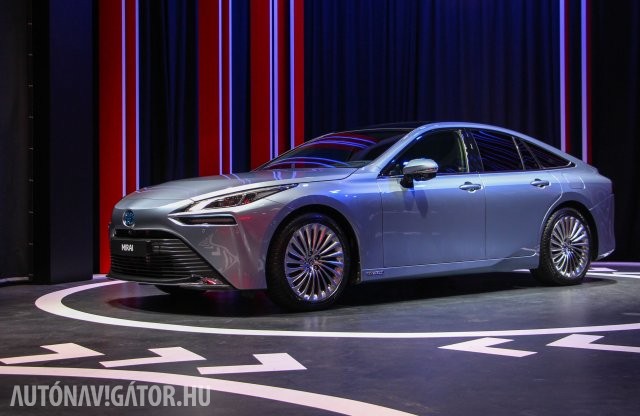 Hátul hajt és emissziómentes az új Toyota Mirai