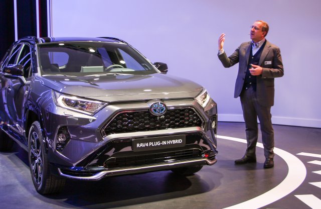 Zöld rendszámos, 306 lóerős hibrid SUV a Toyotától
