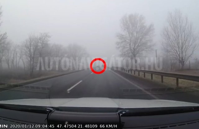Alig érte utol a rendőr a szabálytalanul előző autóst