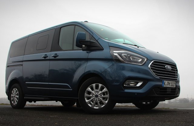 Nem az, aminek látszik – Ford Tourneo Custom PHEV teszt