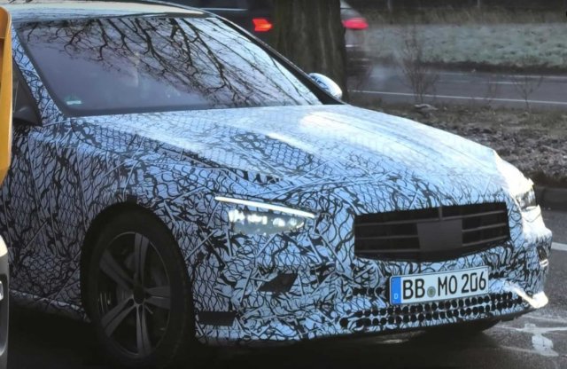 Egyre többet láthatunk az új Mercedes C-osztályból