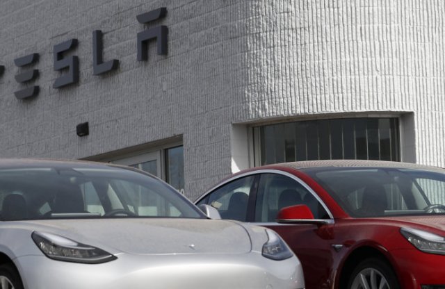 100 milliárd dollárt ér a Tesla!