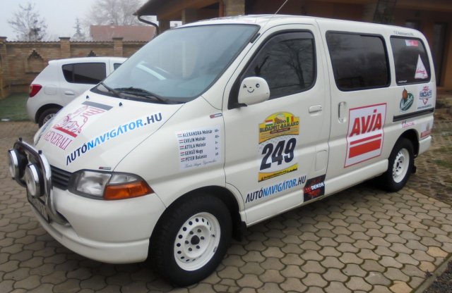 Startol a Budapest-Bamako, startol az egymilliós Toyota Hiace